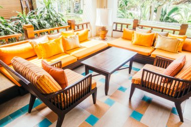 Boş tahta kanepe ve sandalye