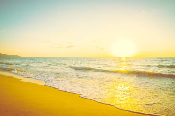 Ηλιοβασίλεμα με θάλασσα και παραλία — Φωτογραφία Αρχείου