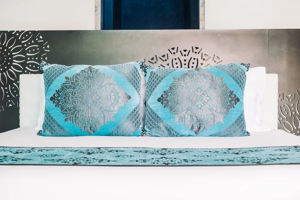 Beaux oreillers de luxe sur la décoration du lit — Photo