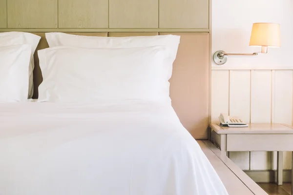 ベッドの装飾の美しい高級枕 — ストック写真