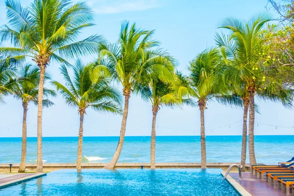 Hermosa piscina de lujo —  Fotos de Stock