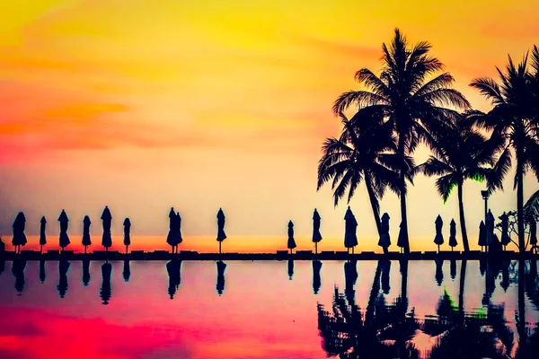Ve Yüzme Havuzu palmiye ağaçlarının Silhouettes — Stok fotoğraf