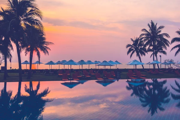 Silhouette di palme in piscina — Foto Stock