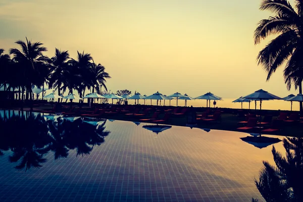 Silhouettes of palm trees on swimming pool — Stock Photo, Image