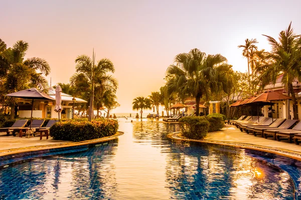 Medence resort Sunset időpontokban — Stock Fotó