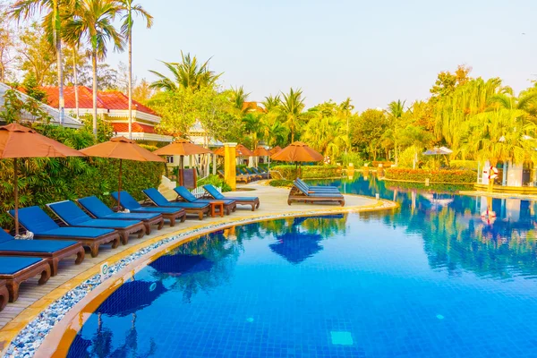 Swimming pool in hotel resort — Stock Photo, Image