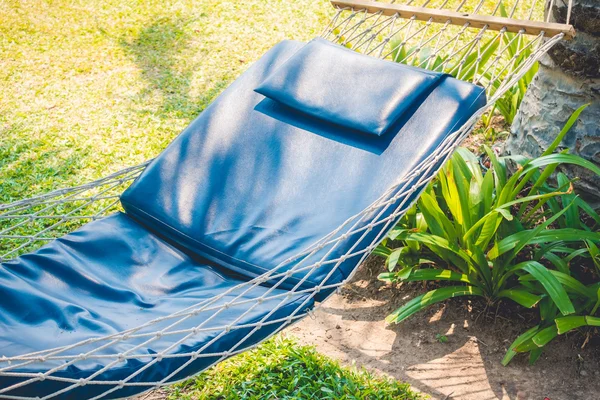 Empty hammock in garden — Stock Photo, Image