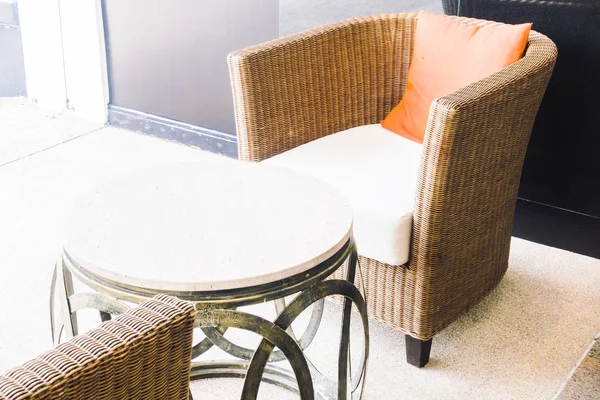 Boş masa ve sandalye