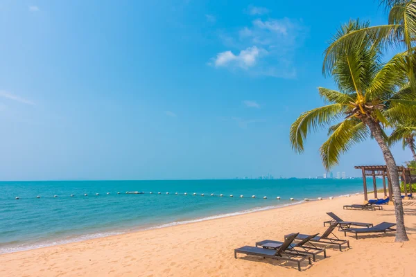 Mooi strand en zee met palmbomen — Stockfoto