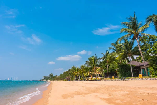 Hermosa playa y mar con palmeras —  Fotos de Stock