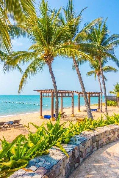 Bella spiaggia e mare con palme — Foto Stock