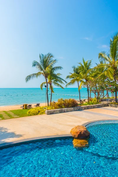 Hermosa piscina de lujo —  Fotos de Stock