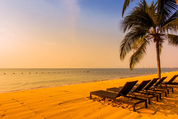 Belle plage et mer avec palmier — Photo