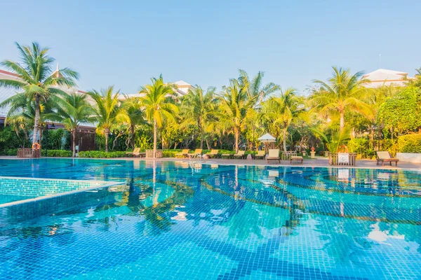 Beautiful luxury swimming pool — Stock Photo, Image