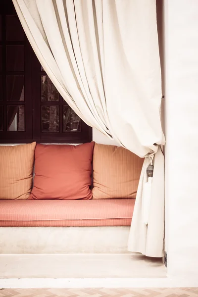 Almohadas en sofá estilo morocco —  Fotos de Stock