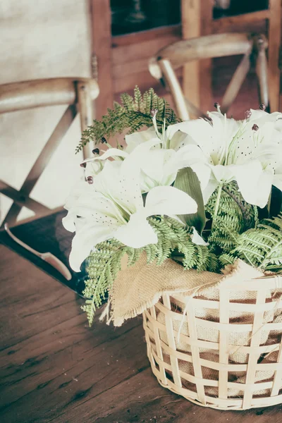 Flor blanca en jarrón —  Fotos de Stock