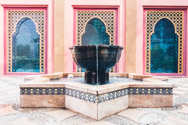 Brunnenwasser im marokkanischen Stil — Stockfoto