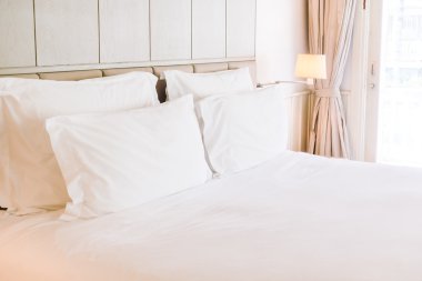 Yatakta güzel lüks yastıklar