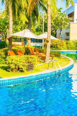 Boş şemsiyeleri ve sandalyeler