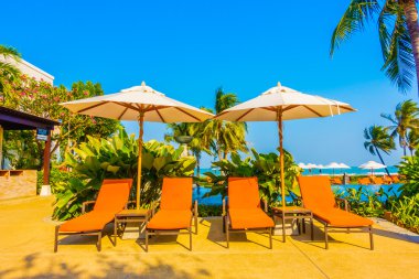 Boş şemsiyeleri ve sandalyeler