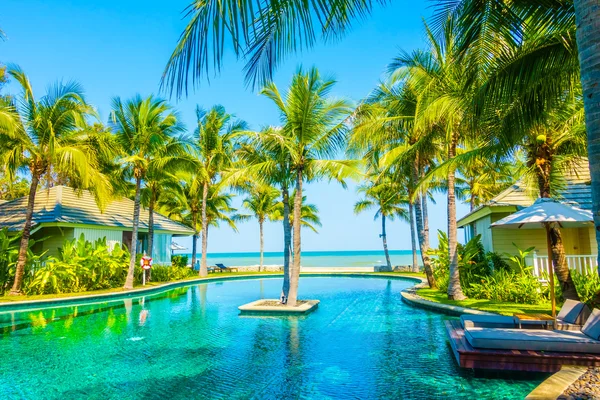 Bella piscina di lusso — Foto Stock