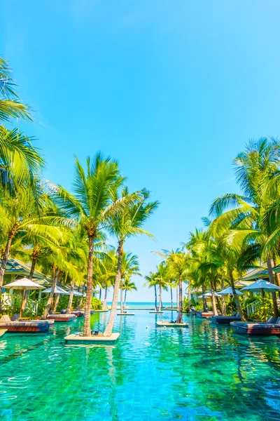 Hermosa piscina de lujo —  Fotos de Stock