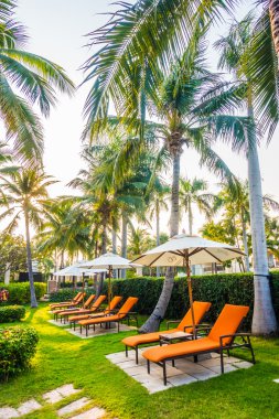 Boş şemsiyeleri ve sandalyeler