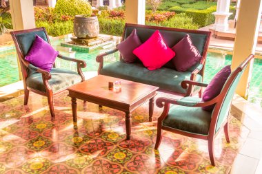 Boş masa ve sandalye