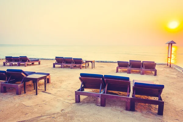 Lege stoelen op strand met zonsondergang tijd — Stockfoto