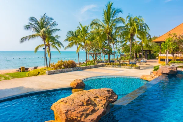 Bela piscina de luxo — Fotografia de Stock