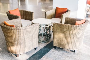 Boş masa ve sandalye