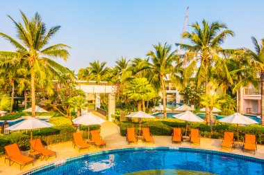 Boş şemsiyeleri ve sandalyeler