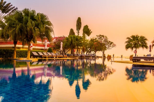 Resort piscina em horário de pôr do sol — Fotografia de Stock