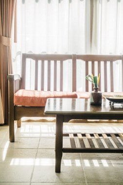 Boş tahta kanepe ve sandalye