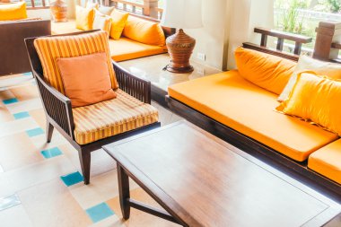 Boş tahta kanepe ve sandalye