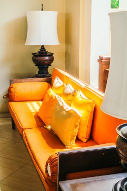 Boş tahta kanepe ve sandalye