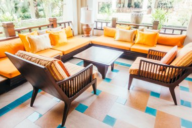 Boş tahta kanepe ve sandalye