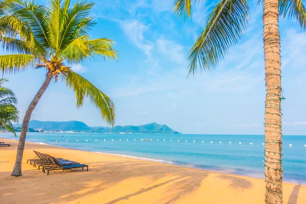 Bella spiaggia e mare con palme — Foto Stock