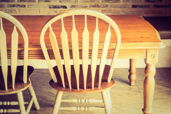 Houten stoelen en tafel — Stockfoto