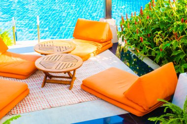 Boş şemsiyeleri ve sandalyeler