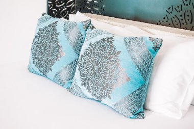 Yatakta güzel lüks yastıklar