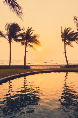 Gün batımı ile palmiye ağaçlarının Silhouettes