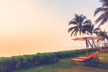 Boş şemsiyeleri ve sandalyeler, Twilight zamanlarda