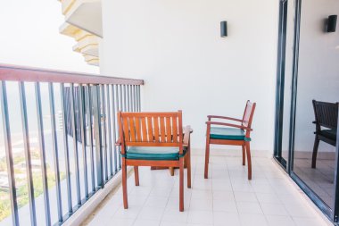 Boş masa ve sandalye