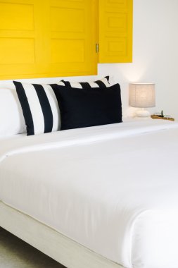 Güzel lüks yastık yatak üzerinde