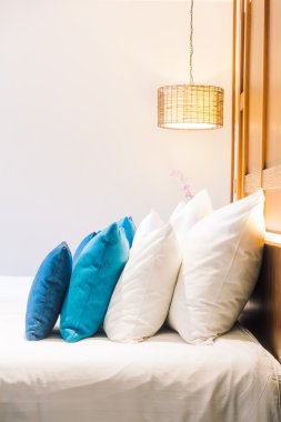 Yatakta güzel lüks yastıklar
