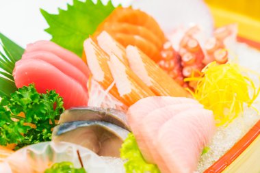Çiğ taze balık sashimi