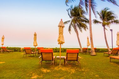 Boş şemsiyeleri ve sandalyeler, Twilight zamanlarda