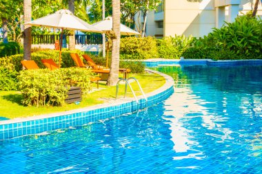 Boş şemsiyeleri ve sandalyeler