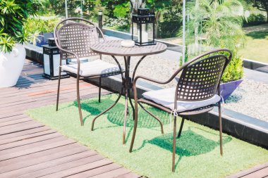 Boş masa ve sandalye